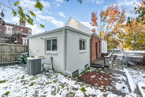 Exterior - 209 E 10th St, Covington, KY 41011 photo 3 of 3