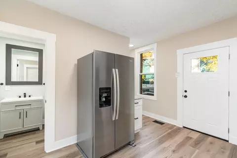 Entry Way - 209 E 10th St, Covington, KY 41011 photo 2 of 4