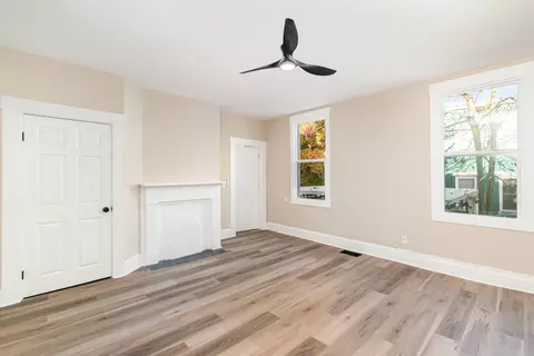 Living - 209 E 10th St, Covington, KY 41011 photo 2 of 3
