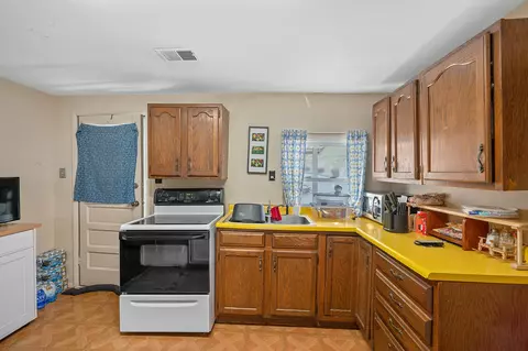 Kitchen - 435 River Rd, Bromley, KY 41016 photo 2 of 4