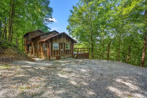 525 Lake Rd, East Bernstadt, KY 40729