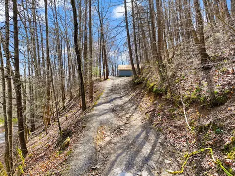 1197 Beans Fork Rd, Middlesboro, KY 40965 photo 2