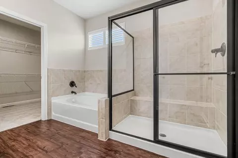 Bath - 2220 Amici Dr, Covington, KY 41017 photo 2 of 3