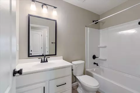 Bath - 3056 Belleglade Dr, Covington, KY 41015 photo 3 of 4