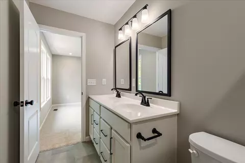 Bath - 3056 Belleglade Dr, Covington, KY 41015 photo 2 of 4