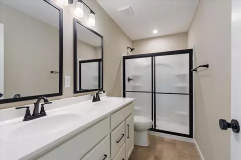 Bath - 3056 Belleglade Dr, Covington, KY 41015 photo 1 of 4
