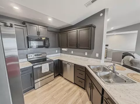 Kitchen - 2323 Piazza Rdg, Covington, KY 41017 photo 2 of 3