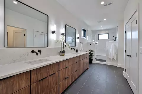 Bath - 1164 Vistapointe Dr, Park Hills, KY 41011 photo 1 of 7