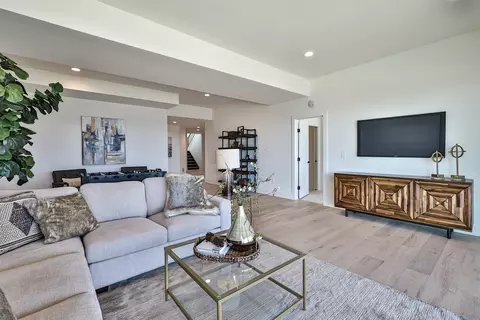 Living - 1164 Vistapointe Dr, Park Hills, KY 41011 photo 5 of 6