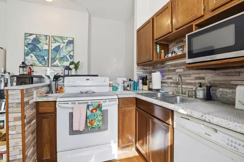 Kitchen - 1410 Scott St, Covington, KY 41011 photo 5 of 6
