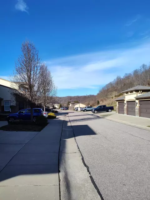 Exterior - 2435 Rolling Hills Dr, Covington, KY 41017 photo 3 of 6