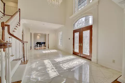 Entry Way - 114 W Maple Ave, Fort Mitchell, KY 41011 photo 1 of 4