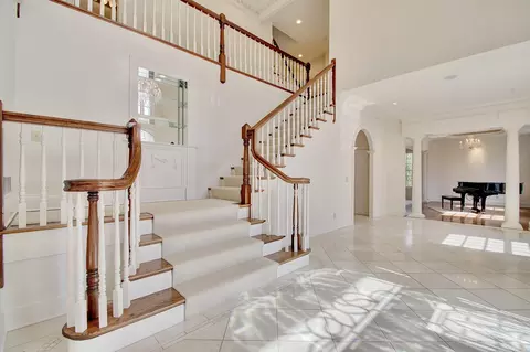 Entry Way - 114 W Maple Ave, Fort Mitchell, KY 41011 photo 2 of 4