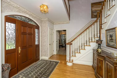 Entry Way - 2041 Edenderry Dr, Fort Mitchell, KY 41017 photo 1 of 3