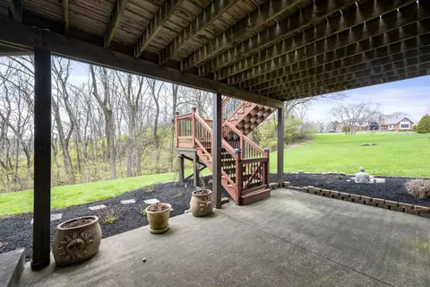 Exterior - 2041 Edenderry Dr, Fort Mitchell, KY 41017 photo 7 of 10