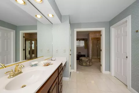 Bath - 2041 Edenderry Dr, Fort Mitchell, KY 41017 photo 2 of 2