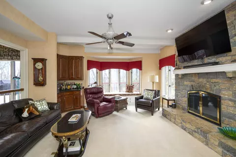 Living - 2041 Edenderry Dr, Fort Mitchell, KY 41017 photo 4 of 7