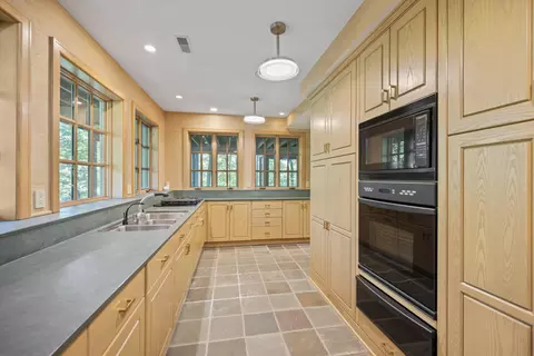 Kitchen - 1960 Edenderry Dr, Fort Mitchell, KY 41017 photo 3 of 3