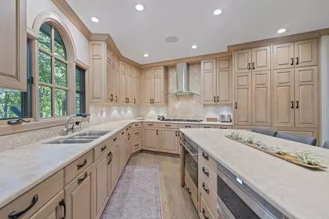 Kitchen - 1960 Edenderry Dr, Fort Mitchell, KY 41017 photo 1 of 3