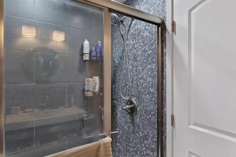 Bath - 501 Johnson St, Covington, KY 41011 photo 2 of 5
