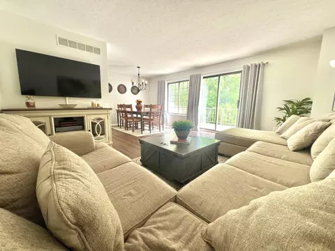 Living - 202 Shaker Heights Ln, Crestview Hills, KY 41017 photo 1 of 2
