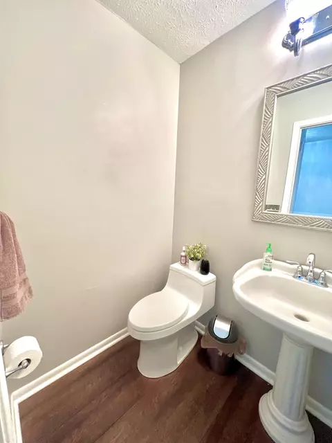 Bath - 202 Shaker Heights Ln, Crestview Hills, KY 41017 photo 1 of 3