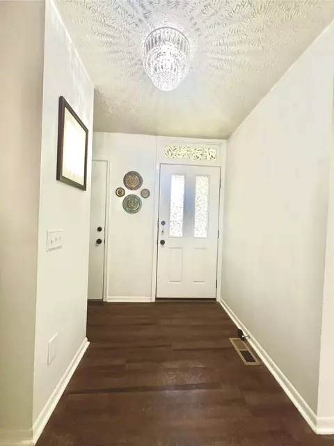 Entry Way - 202 Shaker Heights Ln, Crestview Hills, KY 41017 photo 1 of 3