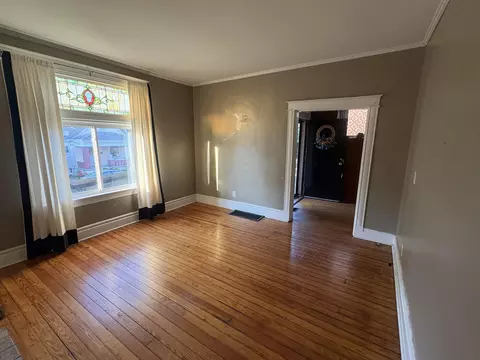 Living - 517 Delmar Pl, Covington, KY 41014 photo 2 of 7