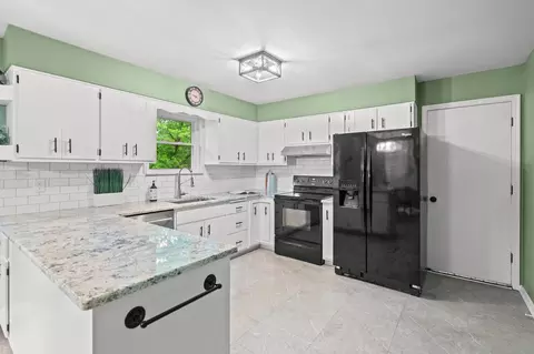 Kitchen - 3157 David Ct, Edgewood, KY 41017 photo 2 of 4