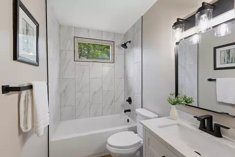 Bath - 3245 Laurel Oak Ct, Edgewood, KY 41017 photo 2 of 5