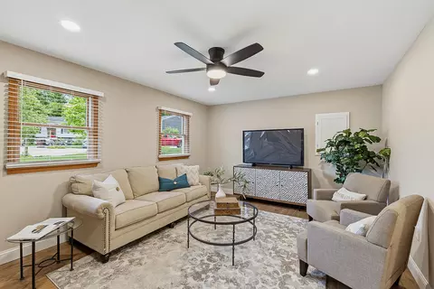 Living - 3245 Laurel Oak Ct, Edgewood, KY 41017 photo 3 of 5