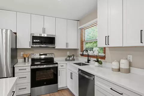 Kitchen - 3245 Laurel Oak Ct, Edgewood, KY 41017 photo 3 of 4