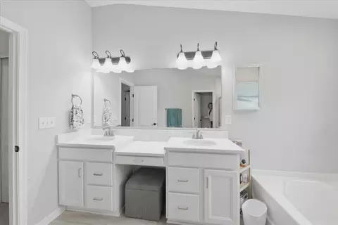 Bath - 2191 Piazza Rdg, Covington, KY 41017 photo 3 of 5