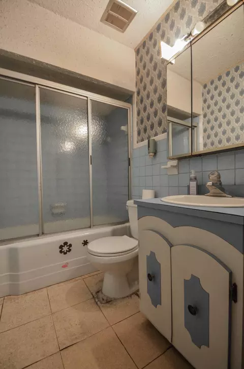 Bath - 223 E 18th St, Covington, KY 41014 photo 1 of 1