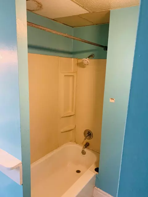 Bath - 943 John St, Covington, KY 41016 photo 1 of 1