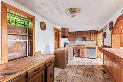 Kitchen - 103 River Rd, Covington, KY 41016 photo 1 of 2