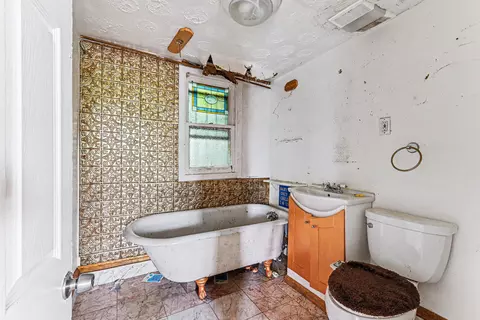 Bath - 103 River Rd, Covington, KY 41016 photo 1 of 2