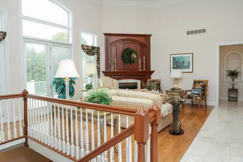 Living - 968 Woodchuck Dr, Villa Hills, KY 41017 photo 3 of 6