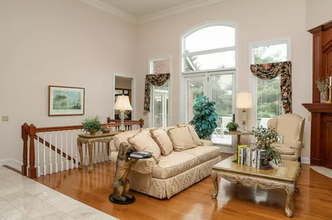 Living - 968 Woodchuck Dr, Villa Hills, KY 41017 photo 2 of 6