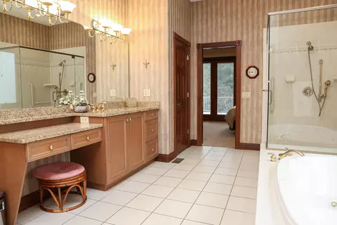 Bath - 968 Woodchuck Dr, Villa Hills, KY 41017 photo 1 of 6