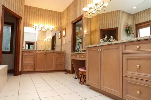 Bath - 968 Woodchuck Dr, Villa Hills, KY 41017 photo 3 of 6