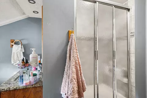Bath - 716 Lewis St, Covington, KY 41011 photo 5 of 6