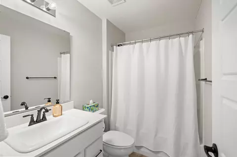 Bath - 2371 Piazza Rdg, Covington, KY 41017 photo 1 of 2