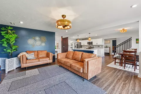 Living - 3857 Circollo Dr, Covington, KY 41017 photo 4 of 4