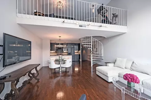 Living - 210 E 2nd St #B, Covington, KY 41011 photo 2 of 7
