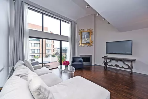 Living - 210 E 2nd St #B, Covington, KY 41011 photo 5 of 7