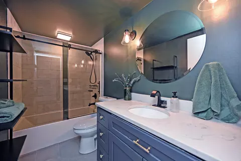 Bath - 210 E 2nd St #B, Covington, KY 41011 photo 1 of 5