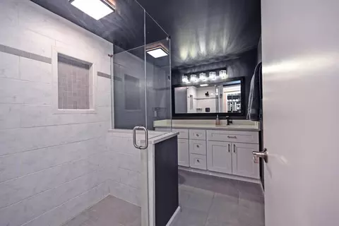 Bath - 210 E 2nd St #B, Covington, KY 41011 photo 2 of 5
