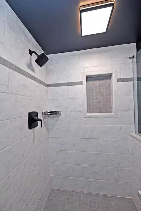 Bath - 210 E 2nd St #B, Covington, KY 41011 photo 5 of 5