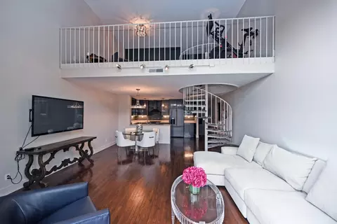 Living - 210 E 2nd St #B, Covington, KY 41011 photo 6 of 7